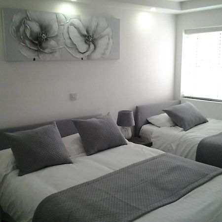 Lady Charlotte Guest Rooms Triple Rooms Dowlais Экстерьер фото