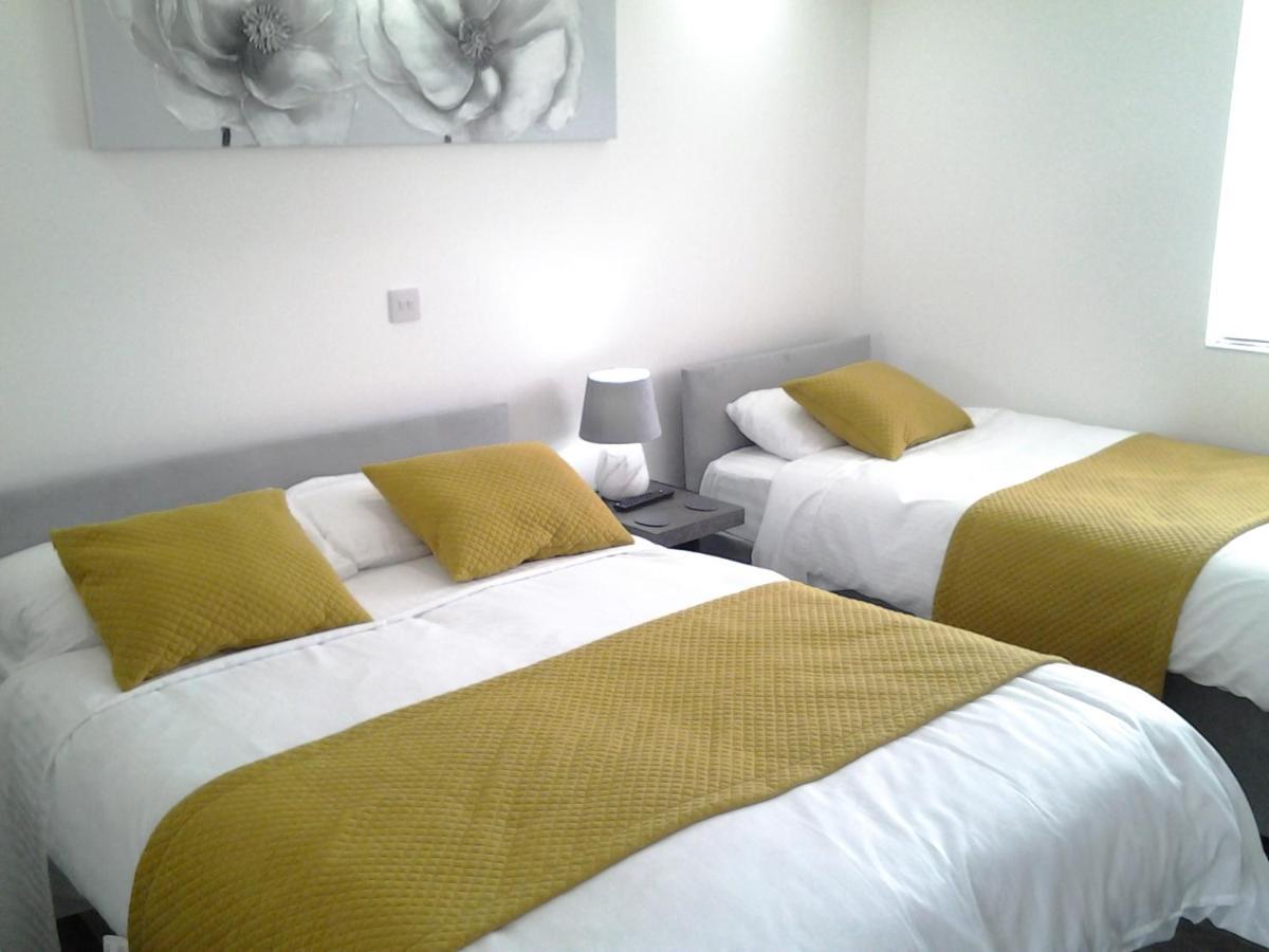 Lady Charlotte Guest Rooms Triple Rooms Dowlais Экстерьер фото