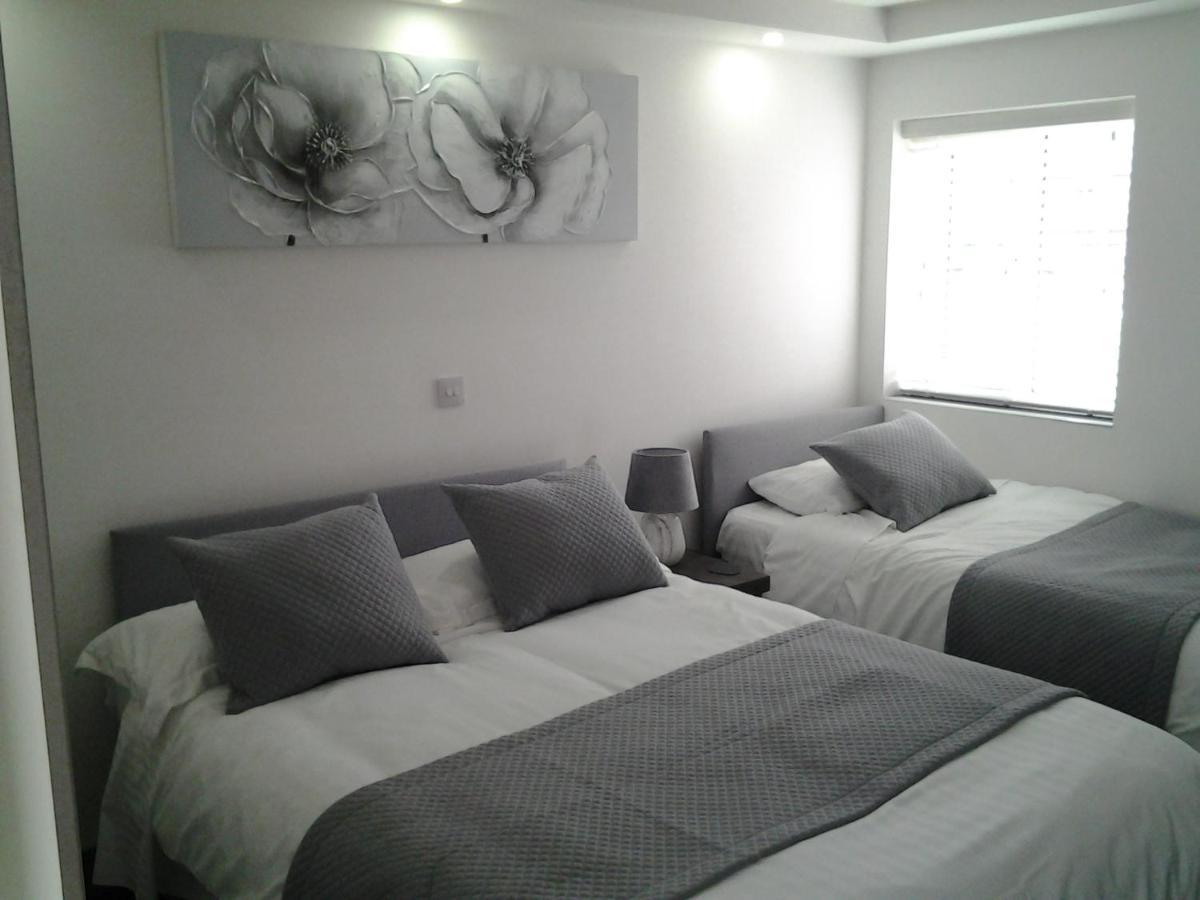 Lady Charlotte Guest Rooms Triple Rooms Dowlais Экстерьер фото