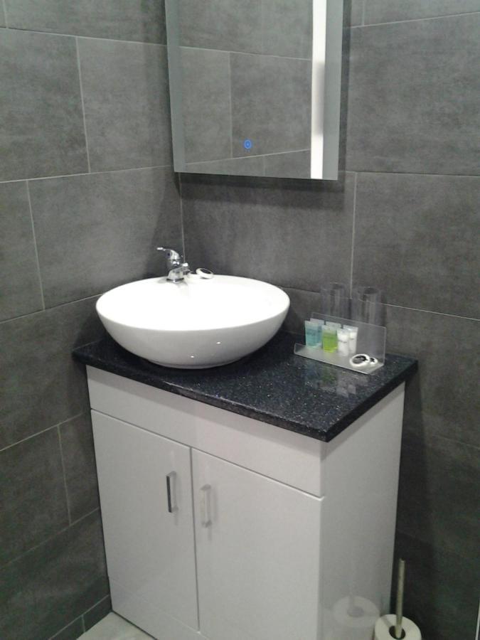 Lady Charlotte Guest Rooms Triple Rooms Dowlais Экстерьер фото