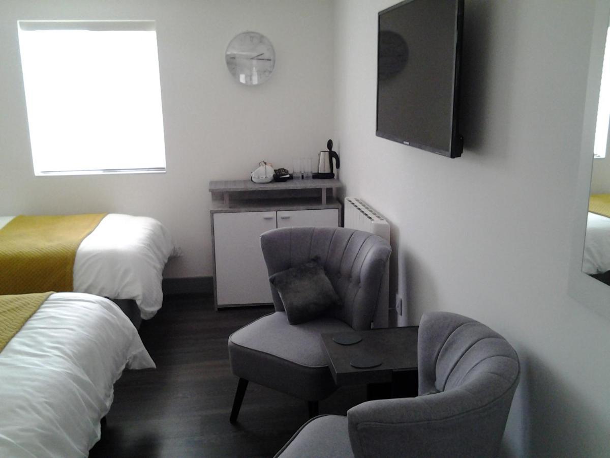 Lady Charlotte Guest Rooms Triple Rooms Dowlais Экстерьер фото