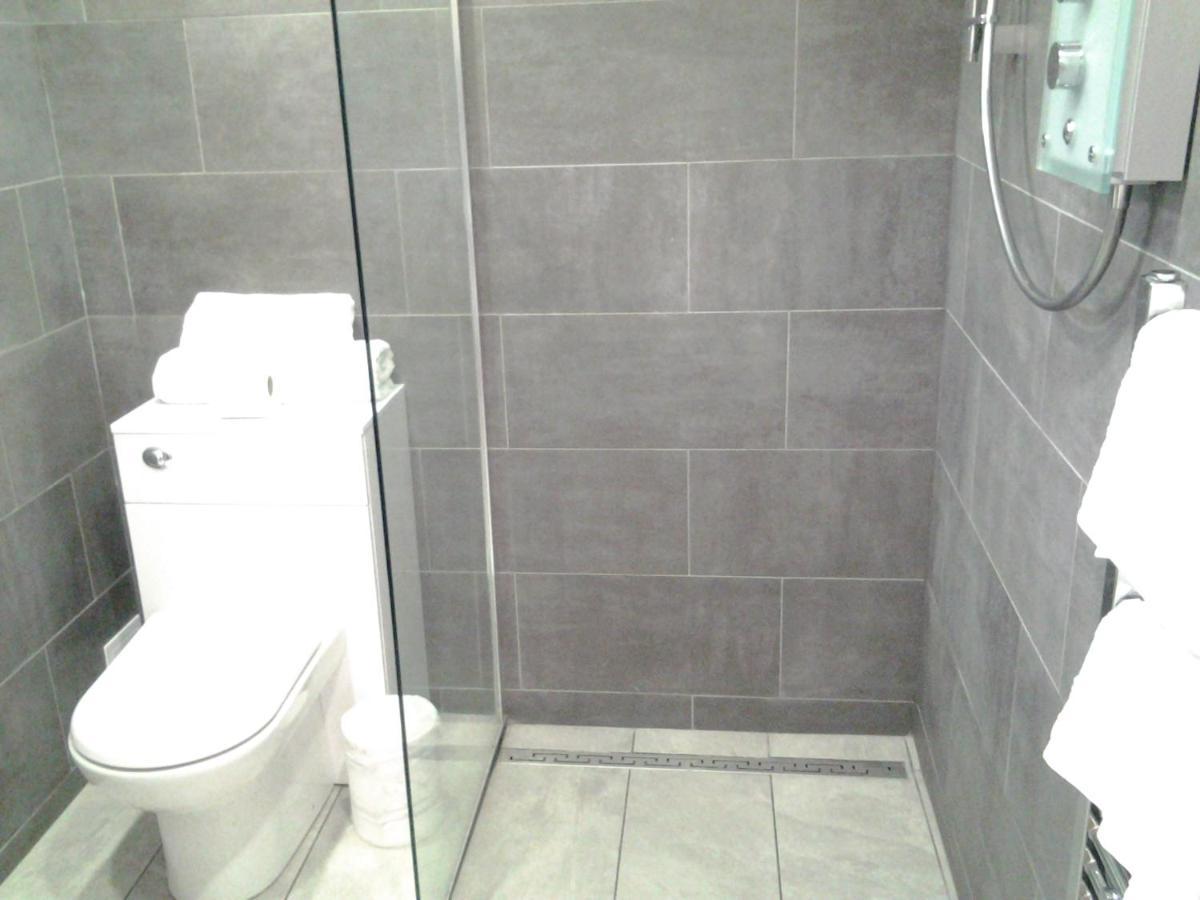 Lady Charlotte Guest Rooms Triple Rooms Dowlais Экстерьер фото