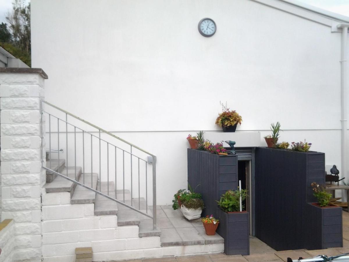 Lady Charlotte Guest Rooms Triple Rooms Dowlais Экстерьер фото