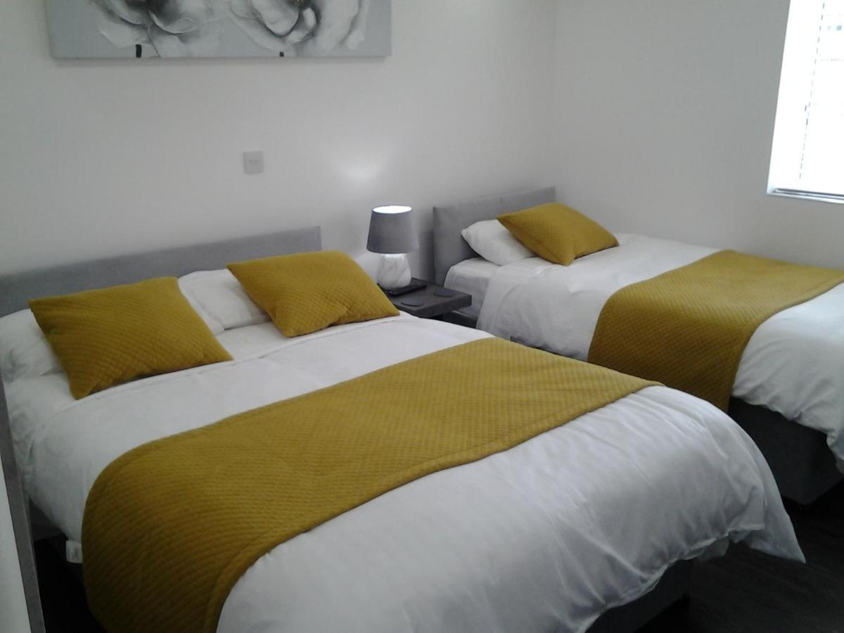 Lady Charlotte Guest Rooms Triple Rooms Dowlais Экстерьер фото