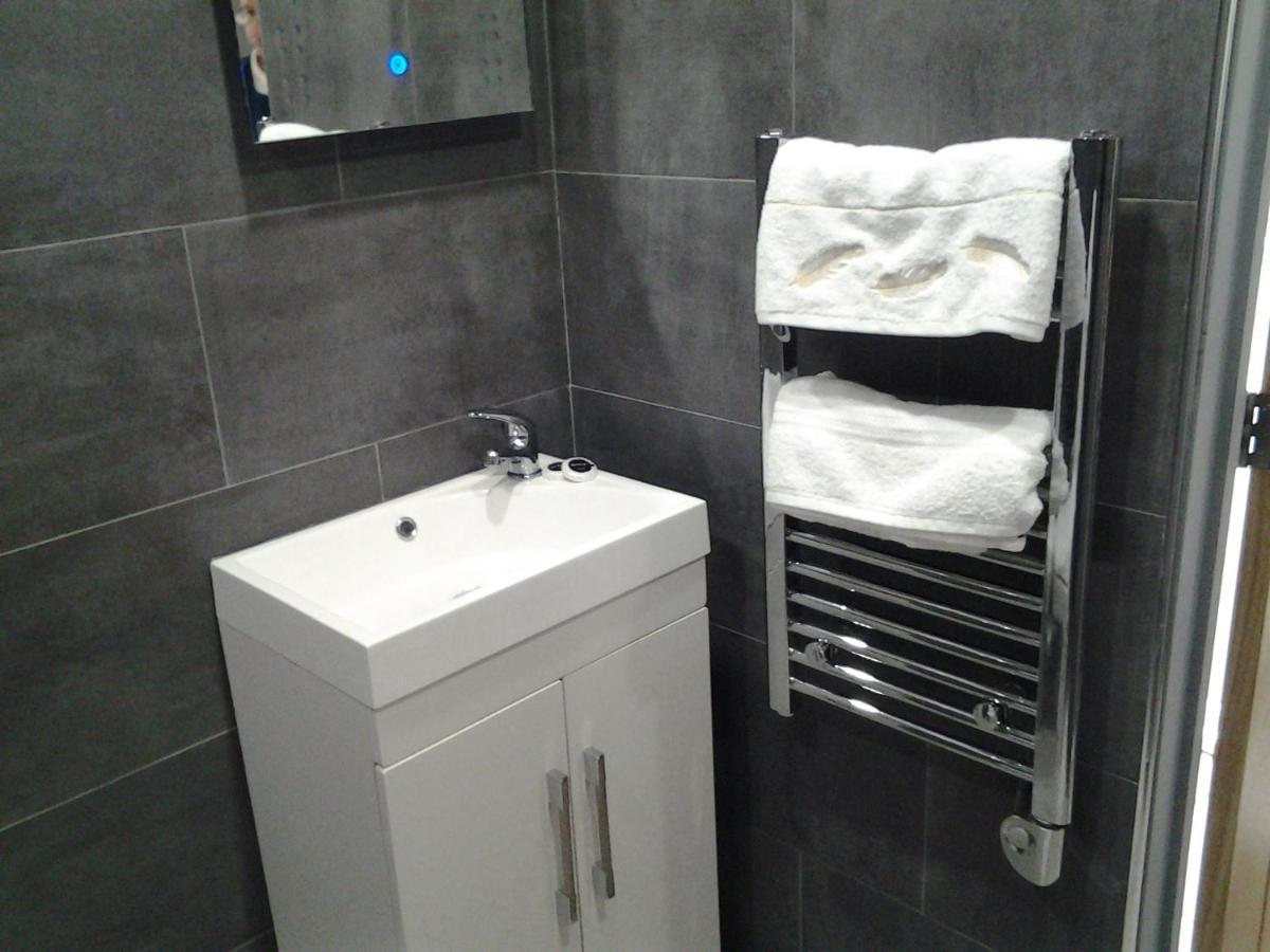 Lady Charlotte Guest Rooms Triple Rooms Dowlais Экстерьер фото