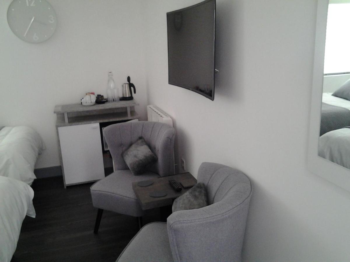 Lady Charlotte Guest Rooms Triple Rooms Dowlais Экстерьер фото