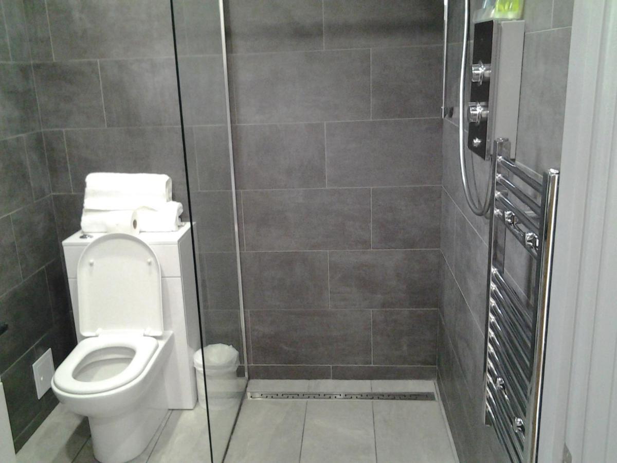 Lady Charlotte Guest Rooms Triple Rooms Dowlais Экстерьер фото