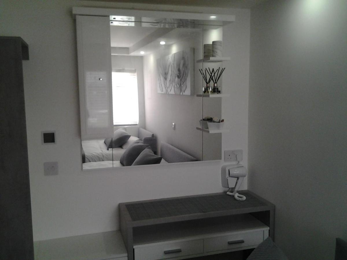 Lady Charlotte Guest Rooms Triple Rooms Dowlais Экстерьер фото