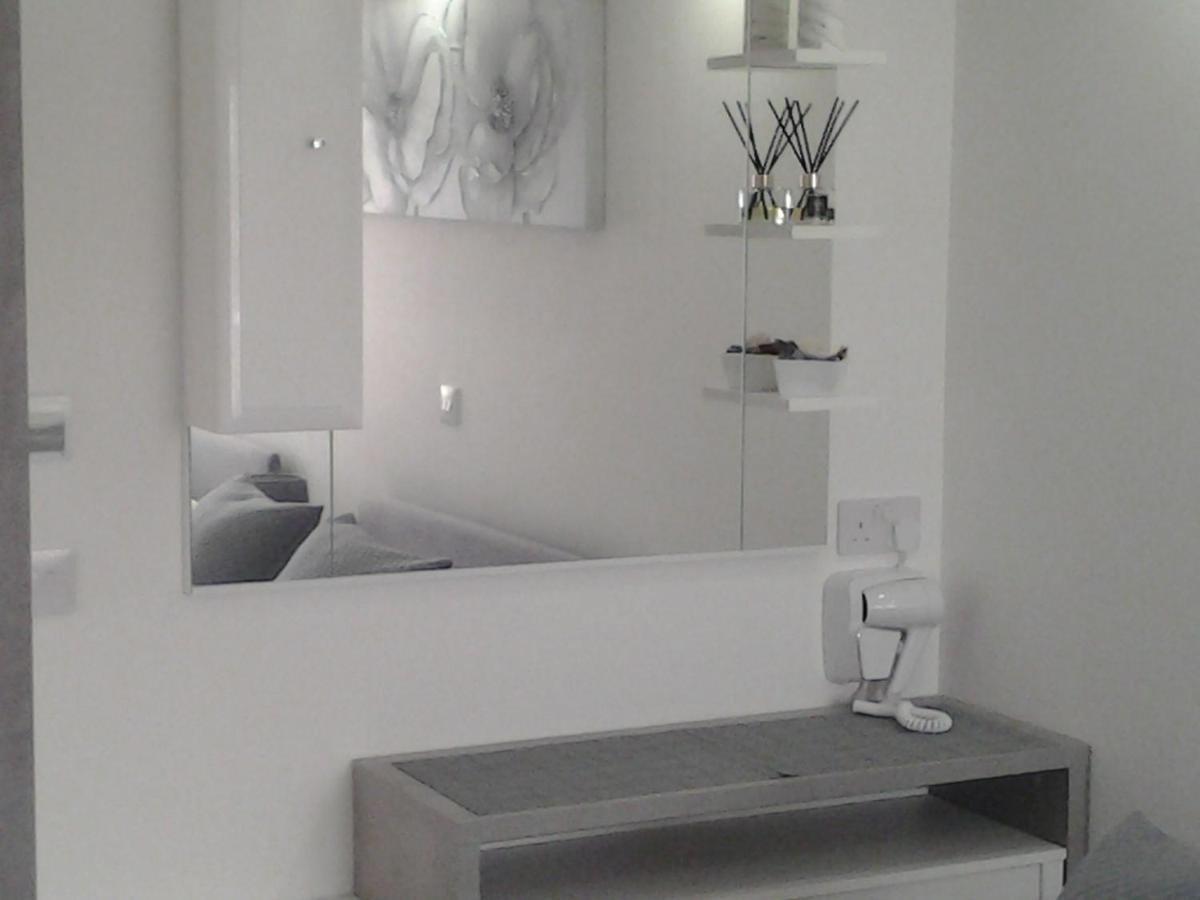 Lady Charlotte Guest Rooms Triple Rooms Dowlais Экстерьер фото