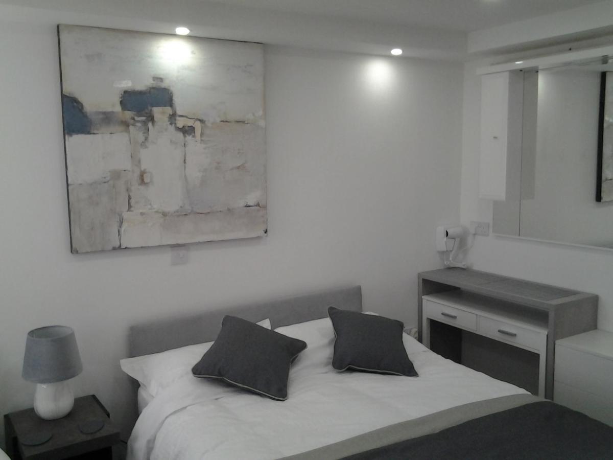 Lady Charlotte Guest Rooms Triple Rooms Dowlais Экстерьер фото