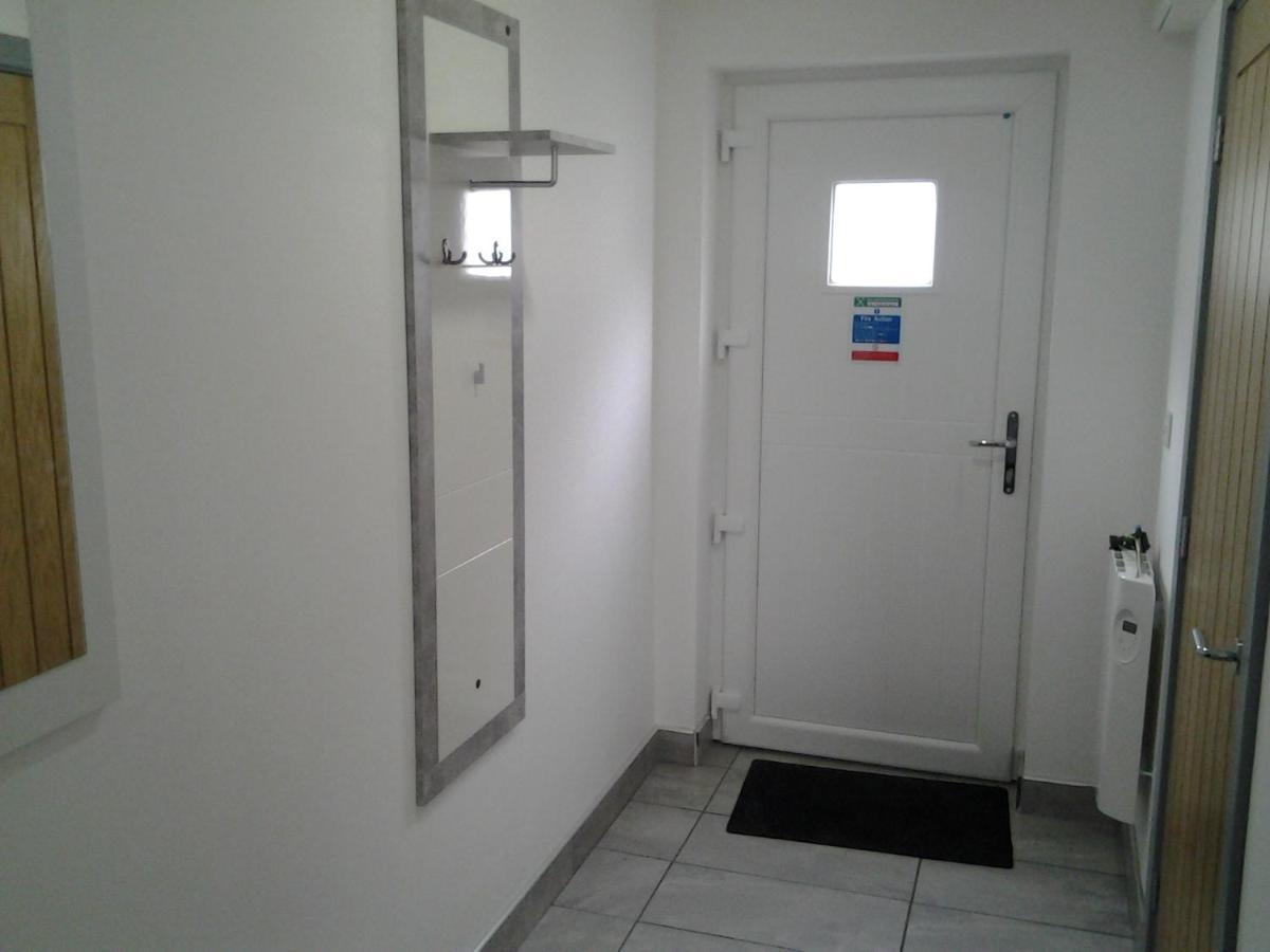 Lady Charlotte Guest Rooms Triple Rooms Dowlais Экстерьер фото