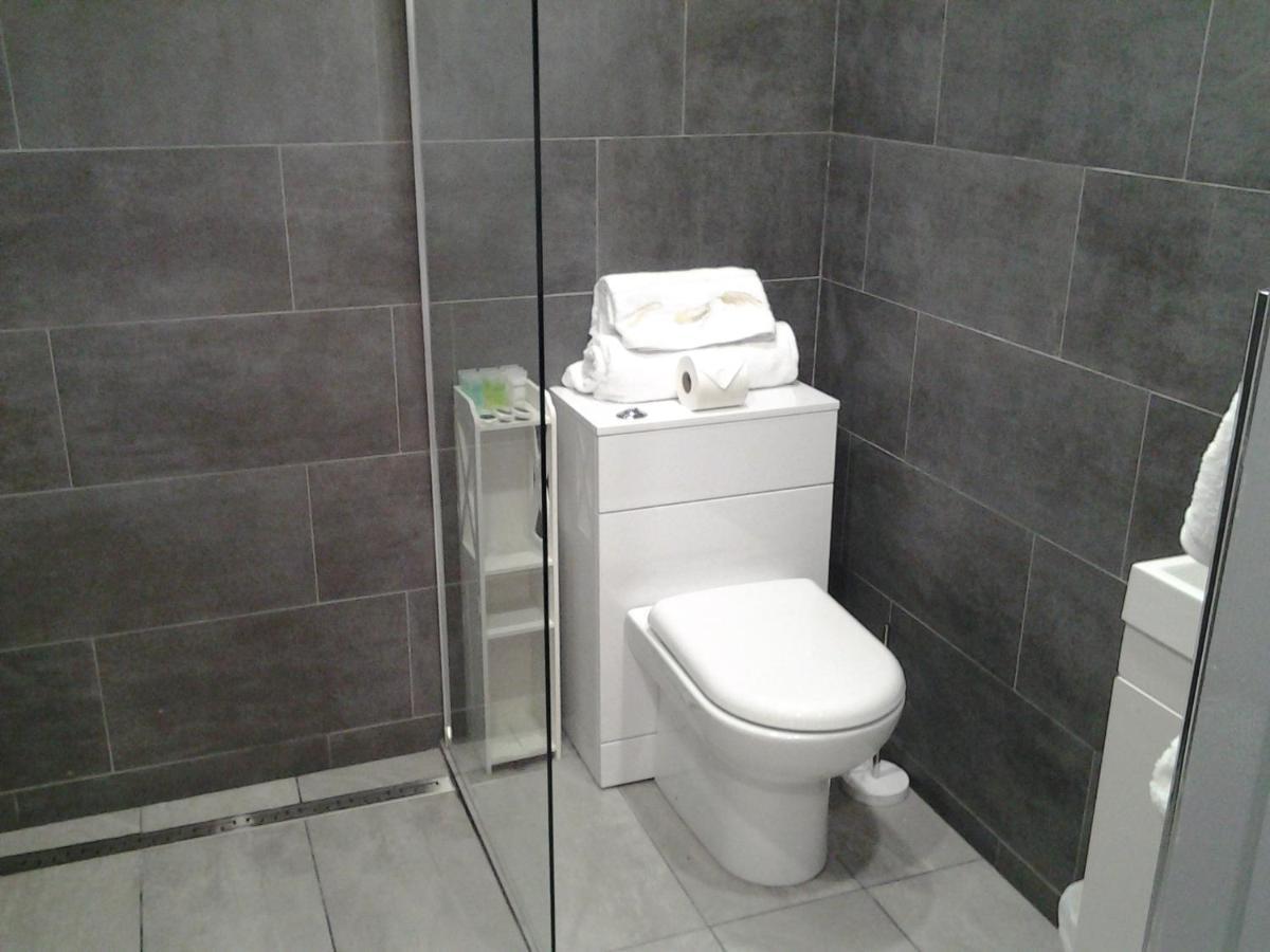 Lady Charlotte Guest Rooms Triple Rooms Dowlais Экстерьер фото