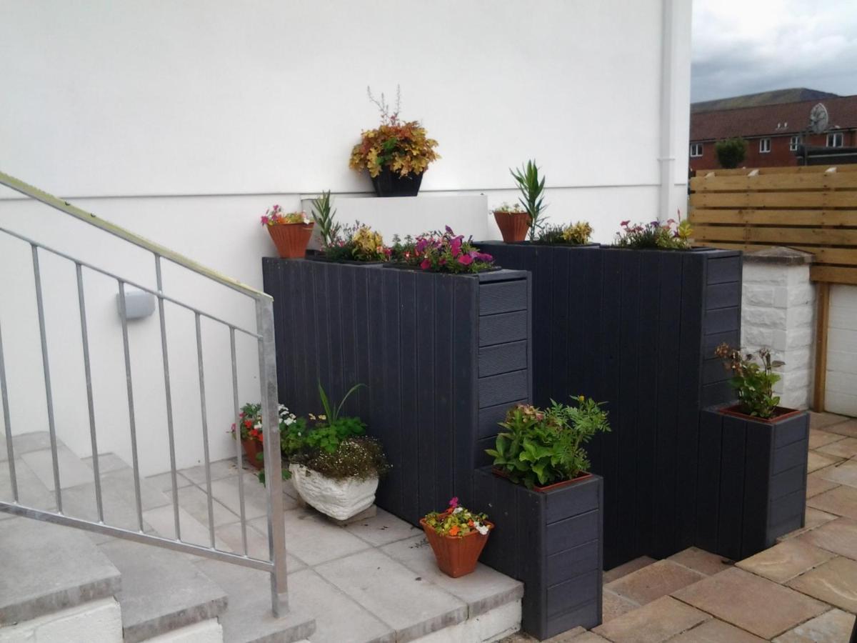 Lady Charlotte Guest Rooms Triple Rooms Dowlais Экстерьер фото