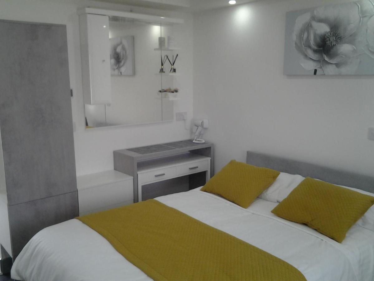 Lady Charlotte Guest Rooms Triple Rooms Dowlais Экстерьер фото