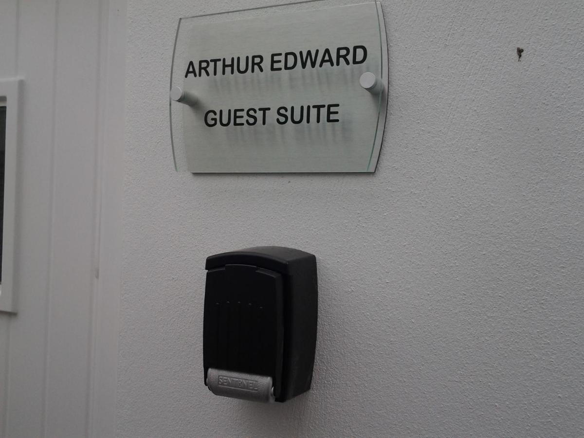 Lady Charlotte Guest Rooms Triple Rooms Dowlais Экстерьер фото