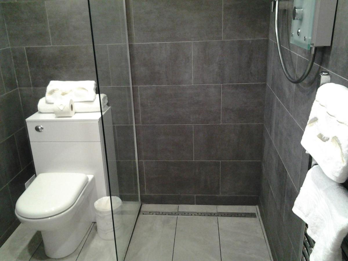 Lady Charlotte Guest Rooms Triple Rooms Dowlais Экстерьер фото