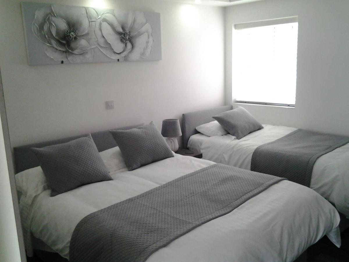 Lady Charlotte Guest Rooms Triple Rooms Dowlais Экстерьер фото